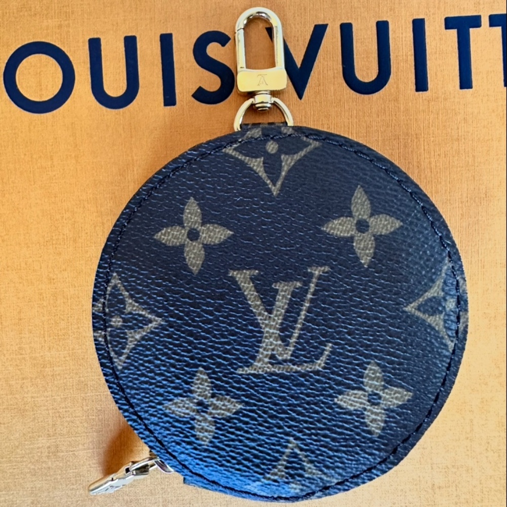 Louis Vuitton round coin purse monogram canvas